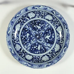 Schotel met blauwe en witte decoratie, 1325-55 (porselein)